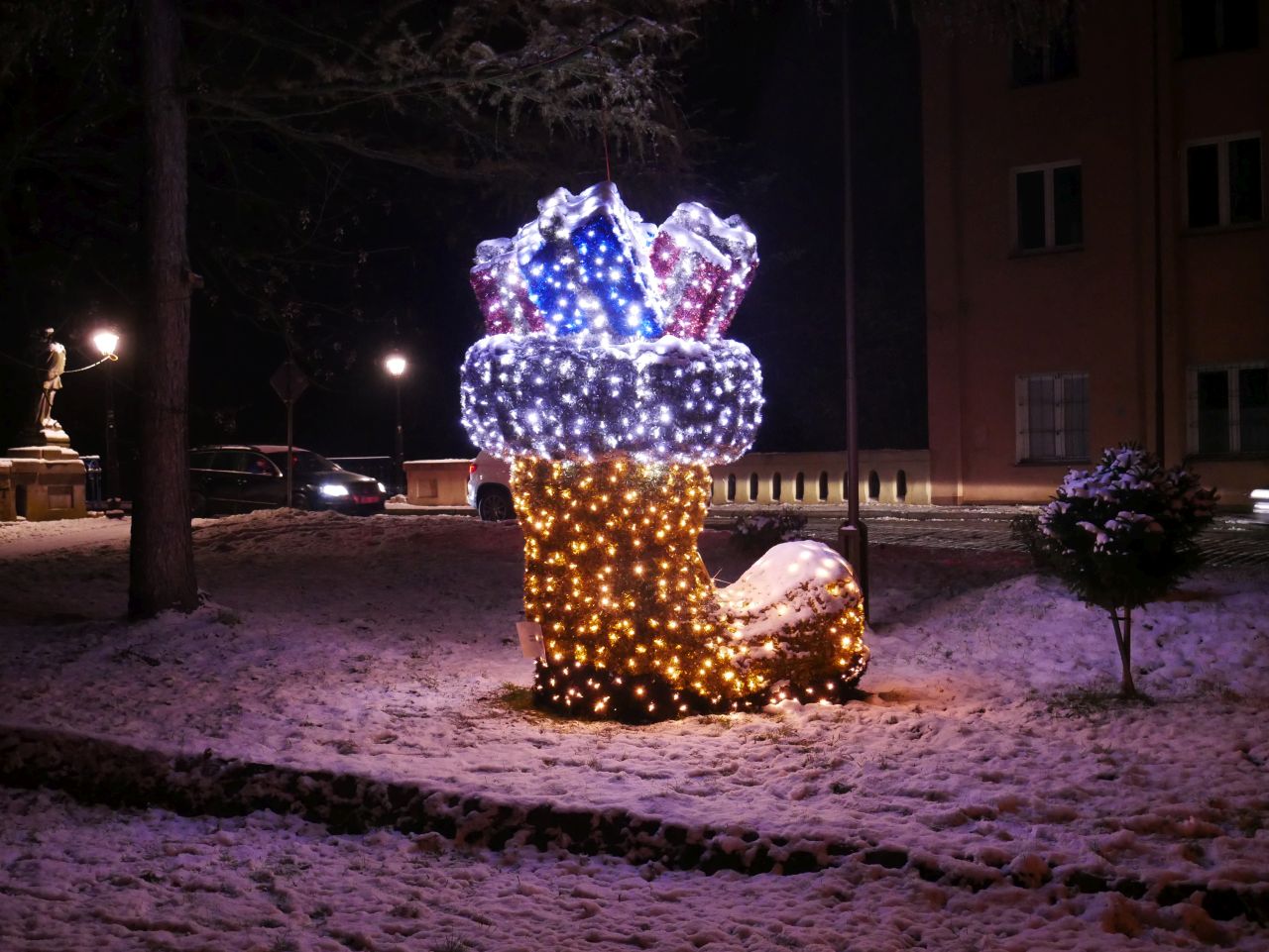 Rok temu w tym miejscu Mikołaj zgubił prezenty - w tym roku wszystko jest jak trzeba, a prezenty trafiły do buta :) - Fot. Tomek @ szprotawa.org.pl