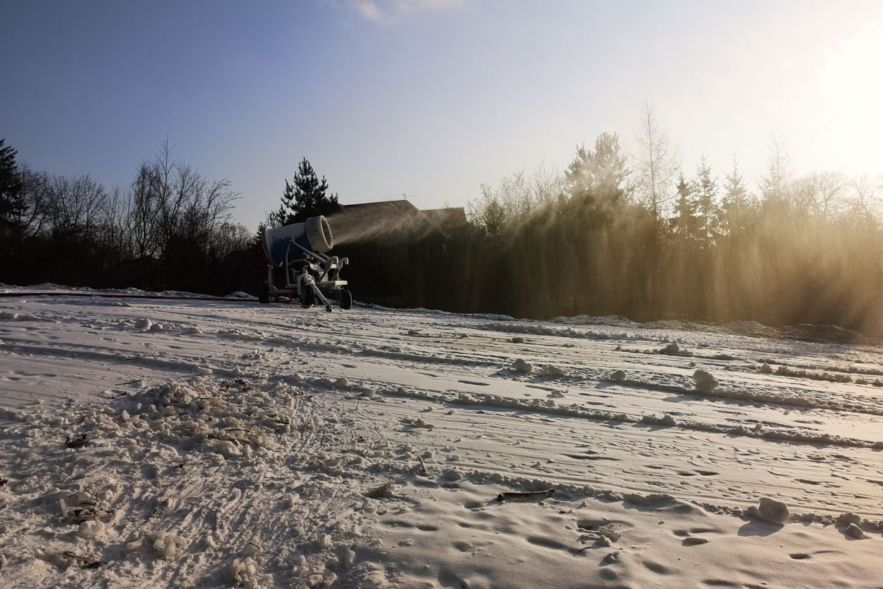 Armatki śnieżne zadbały o warunki na stoku (fot. profil UM Szprotawa w serwisie Facebook)